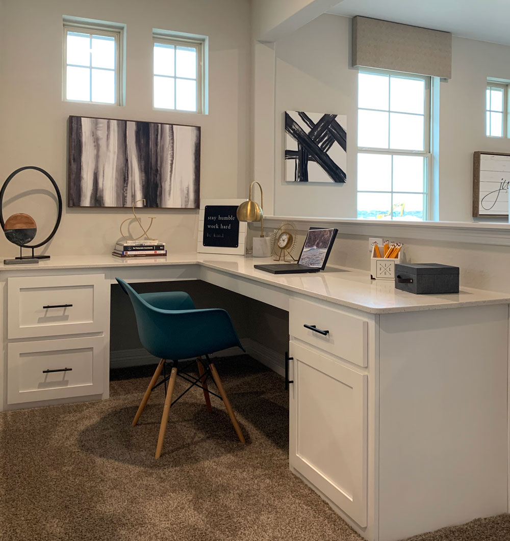 Built in corner desk with paint grade shaker cabinet doors in OE4 IE2 flat panel profiles