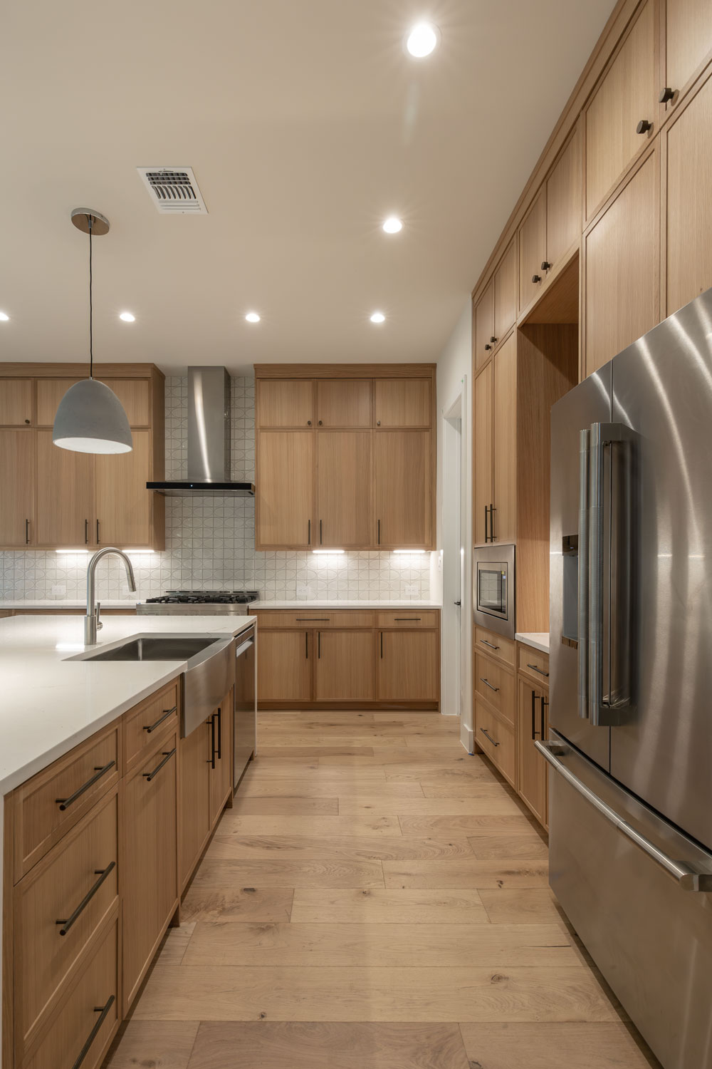 Rift White Oak Cabinet Kitchen with 4S 1" Shaker cabinet doors with narrow shaker frame detail