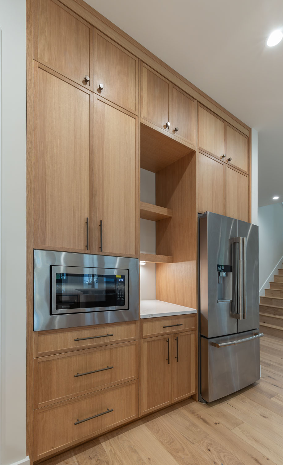 Wall cabinets in rift white oak with 4S 1" Shaker cabinet doors and floating shelf