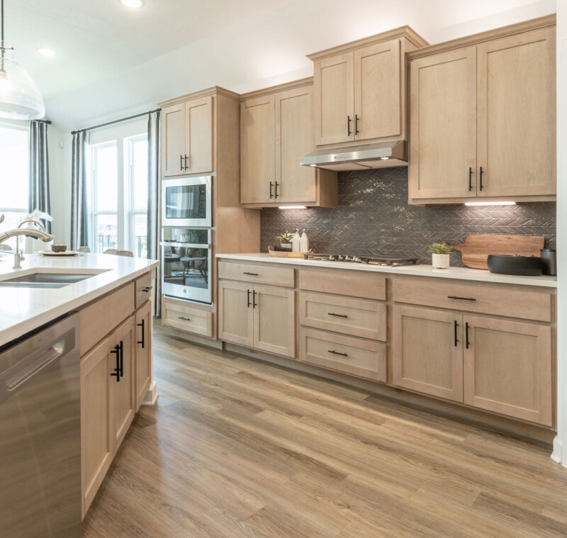 Kitchen with Select Hard Maple shaker style doors with OE5, IE2 and FP1/4 profiles