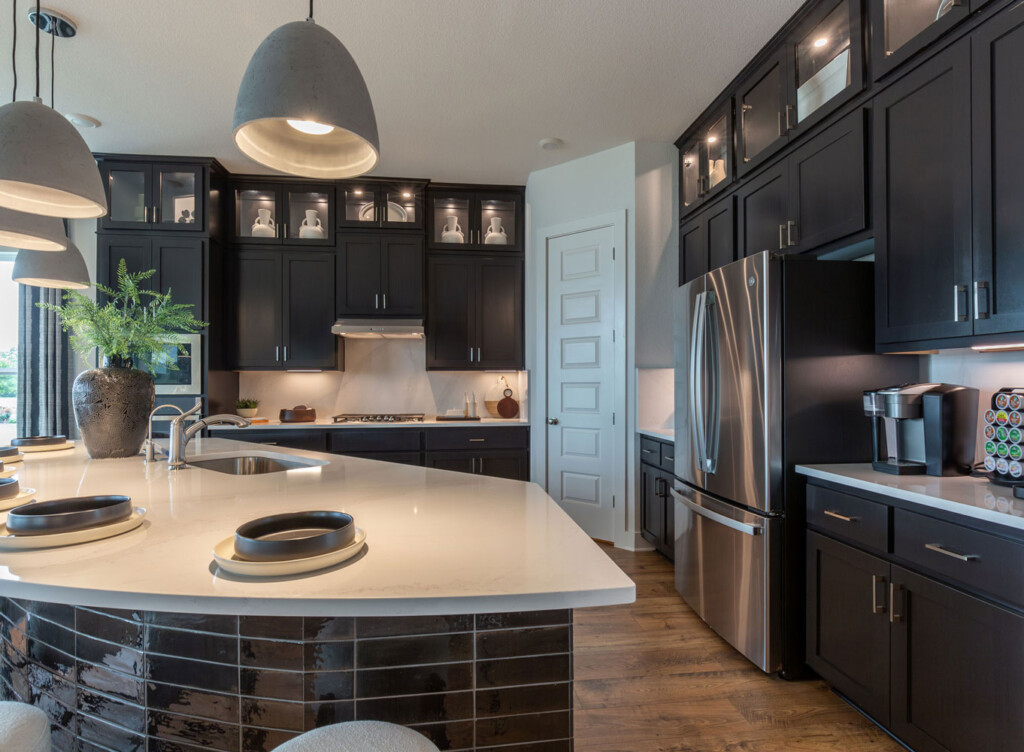 Kitchen in black paint with Shaker cabinet doors in C101 cope and stick OE4, IE2 and flat panel design