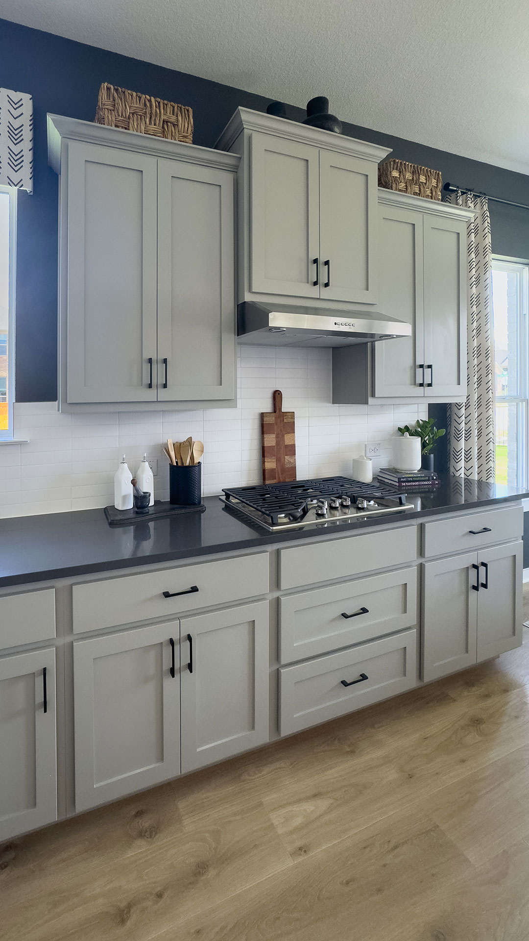 Paint grade cabinet doors with OE4, IE2 and flat panel Shaker design. Transitional kitchen in gray and black