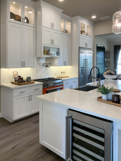 White kitchen cabinets with shaker doors OE5-IE2-FP1/4 and orange oven