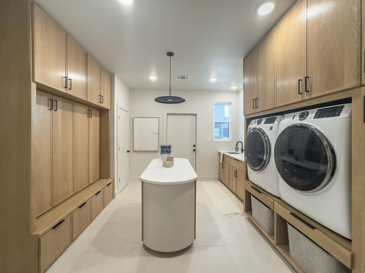 White oak laundry room and mud room cabinets with 4S cabinet doors in 3/4" Shaker