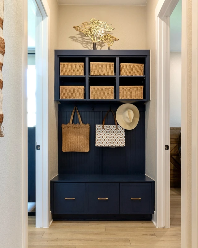 Custom cabinets make this hall end space mud room useful and beautiful. Shown with TaylorCraft’s 4S doors in 1” Shaker, paint grade 💙🙌 #taylorcraftdoor #cabinetdoors #cabinetdoorstyles #4S #1inchshakerdoor #mudroom #mudroomdesign #slimshaker #slimshakercabinets #bluecabinets #woodworker #cabinetmaker #cabinetmaking #interiordesign